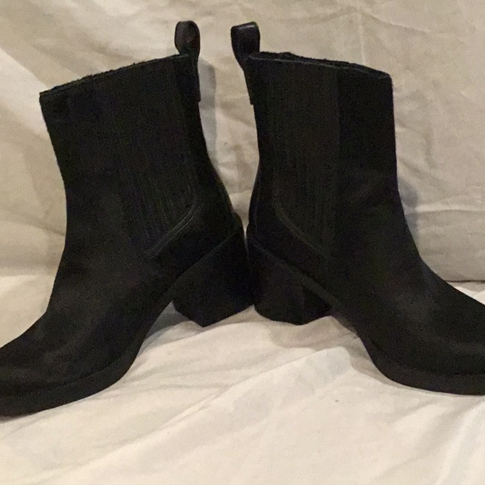 Women’s brand new UGG boots, never worn.